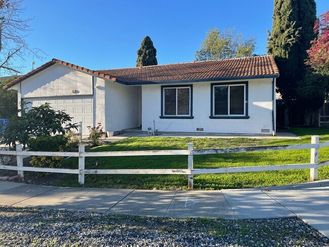 Foto del edificio - Beautiful 4 bedroom 2 bath Home with Ranch...