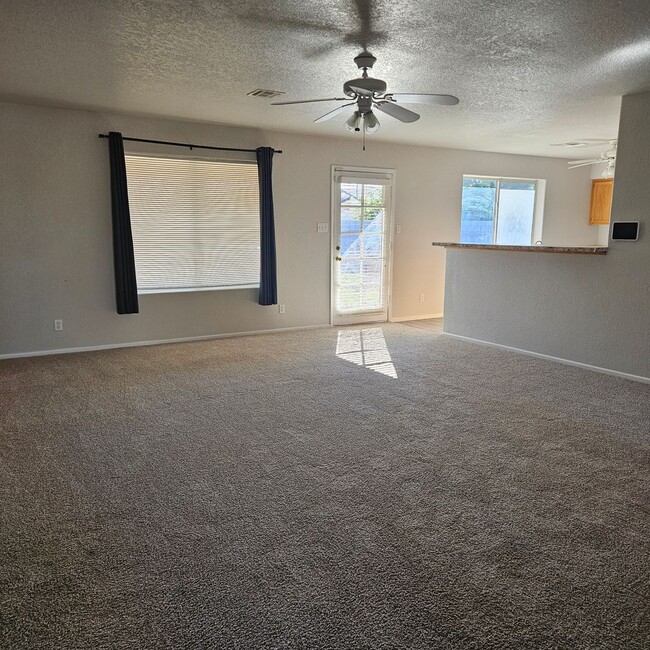 Building Photo - Solar home for Rent!