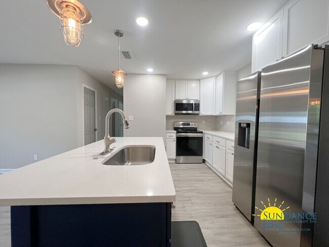 Building Photo - Centrally located and renovated Fort Walto...