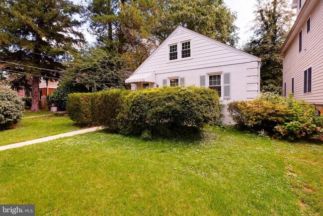 Building Photo - 4851 Crescent St