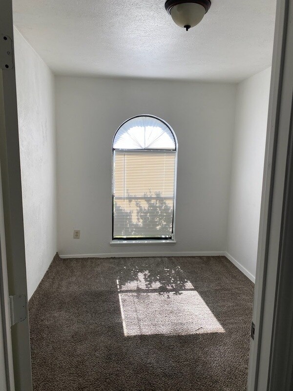 2001 Newbury Dr, Arlington, TX 76014 Condo for Rent in Arlington, TX