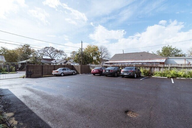 Foto del edificio - 5327 Bell St