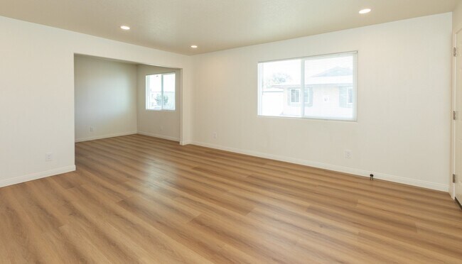 Foto del edificio - 2041 N Ventura Rd
