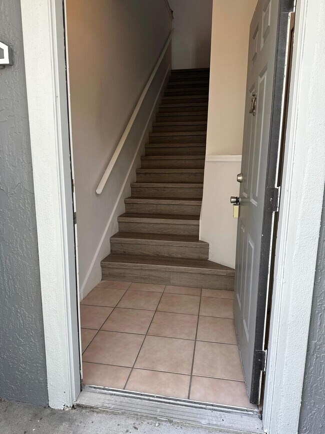 Foto del edificio - Beautiful and very large 2 bedrooms and 2 full baths Condo