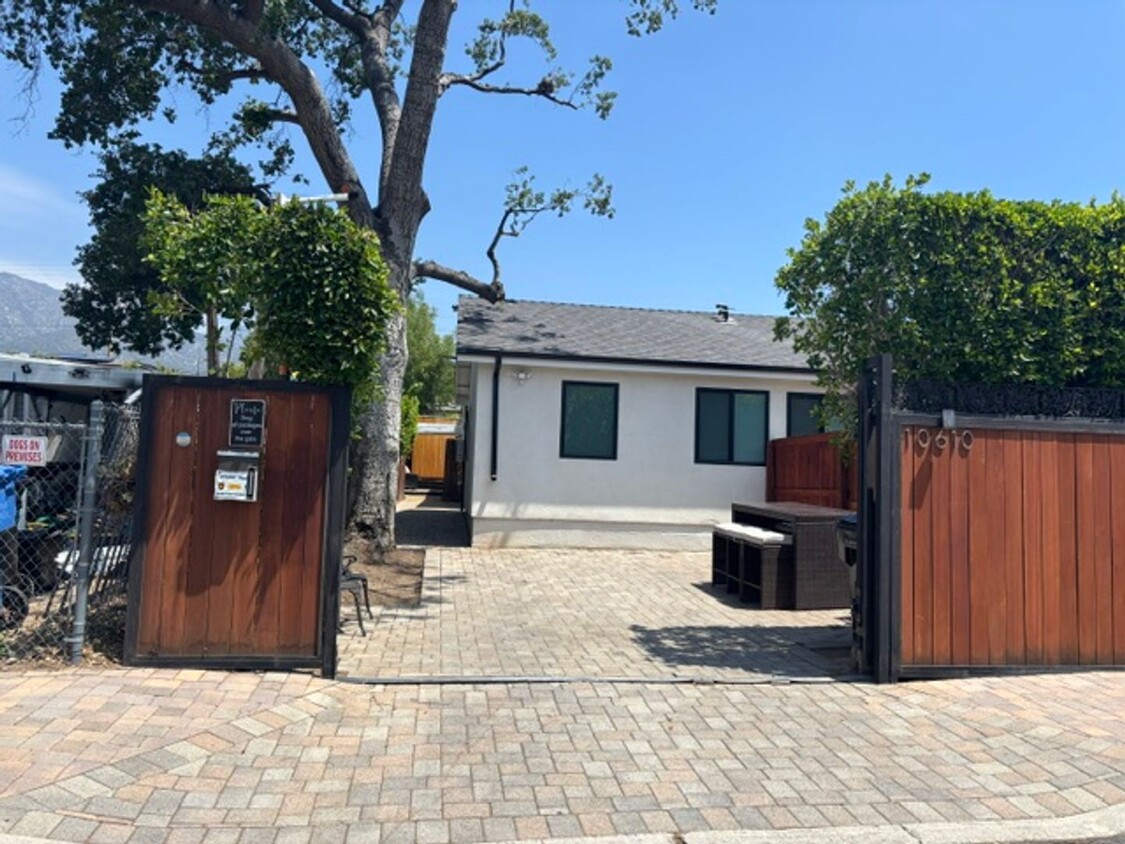 Foto principal - Remodeled 3 Bed 3 Bath House with Jacuzzi ...
