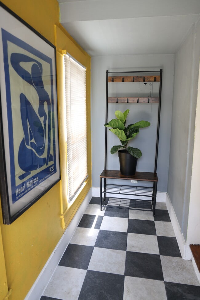 Building Photo - 405 W Drew St