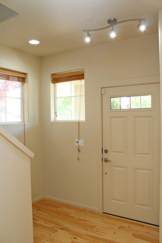 Foto del edificio - 321 NE Edgeway Drive