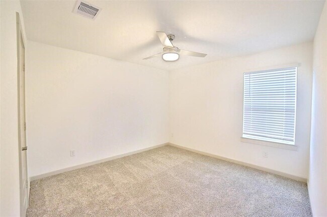 Foto del edificio - 3810 Lila Lake Ln
