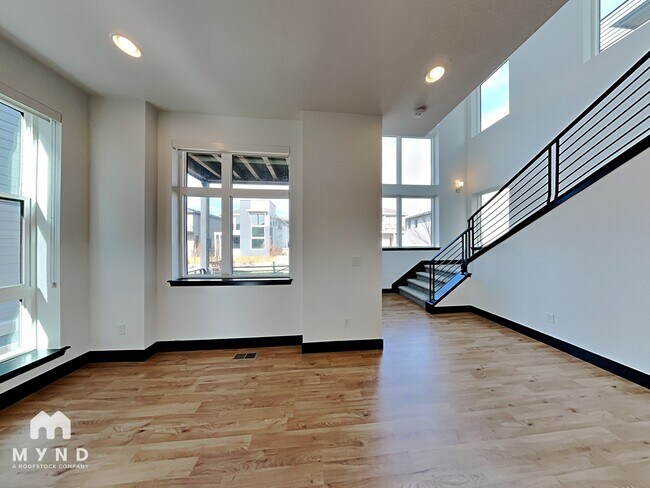Building Photo - 5894 N Perth St