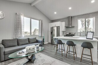 Building Photo - 2022 Avenida Del Diablo