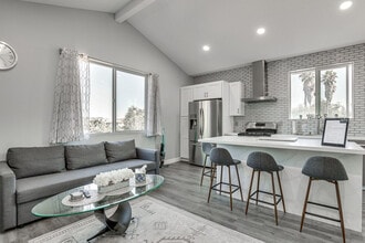 Building Photo - 2022 Avenida Del Diablo