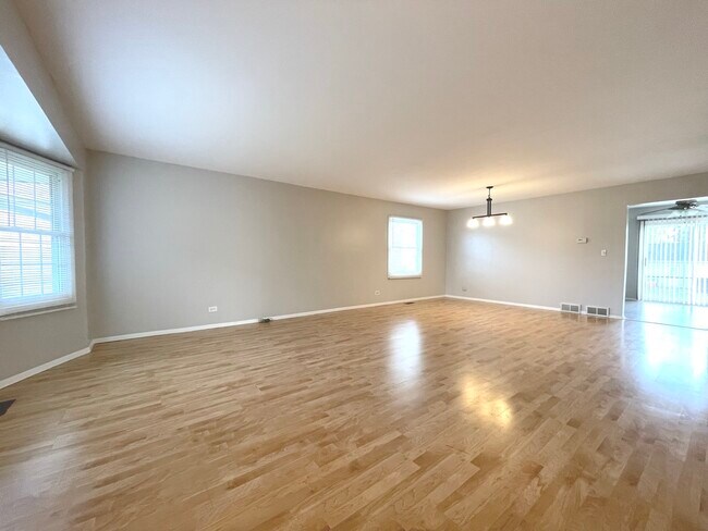 Building Photo - 625 Randi Ln