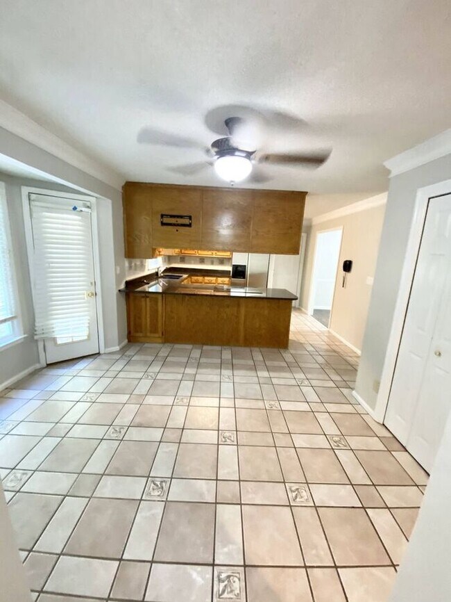 Building Photo - 10 Valley Ln