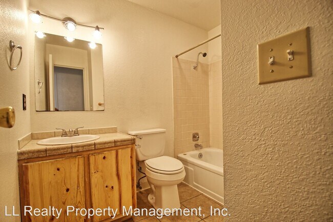 Foto del edificio - 3 br, 2 bath House - 808 D Street