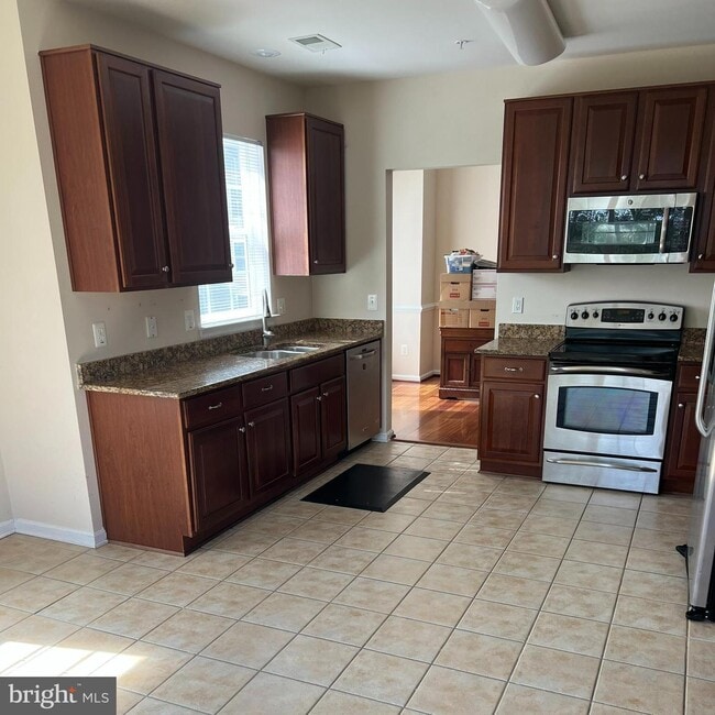 Building Photo - 6155 Shadywood Rd