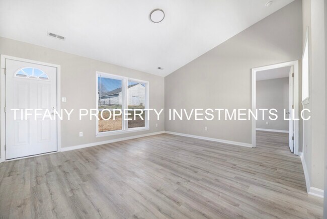 Building Photo - 2736 Fairstone Ave