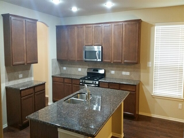 Foto del edificio - 1124 Long Pointe Ave