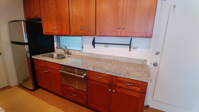 Building Photo - Spacious Studio Unit Located in Makiki @ P...