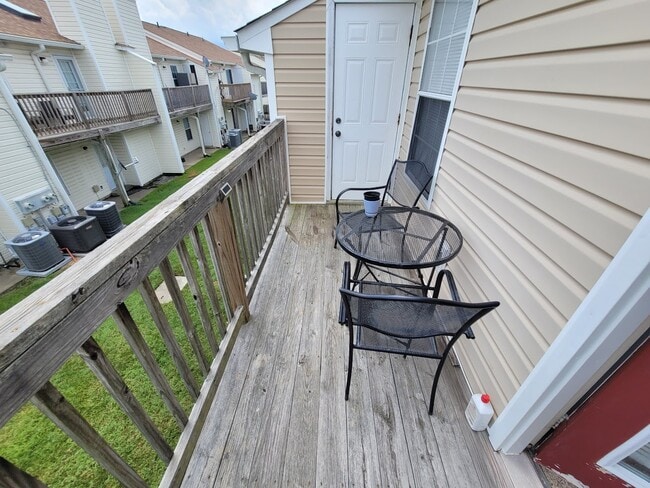 Foto del edificio - 1424 Deerpond Ln