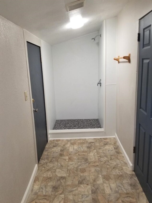Building Photo - 653 Singleton Ct