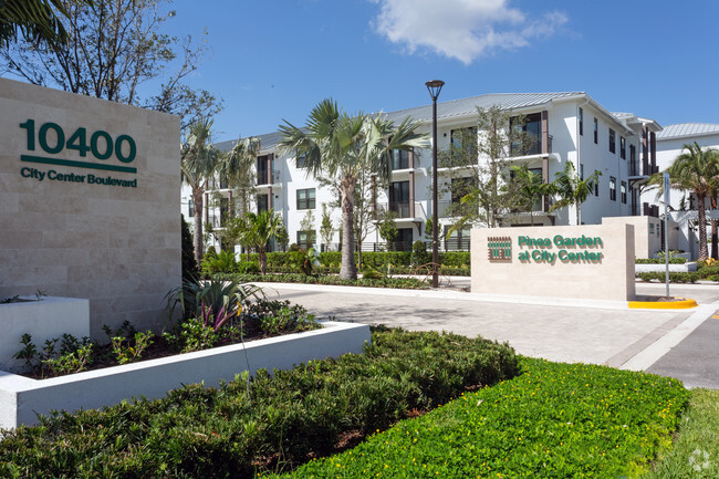 Jardín de pinos en el centro de la ciudad - Pines Garden at City Center