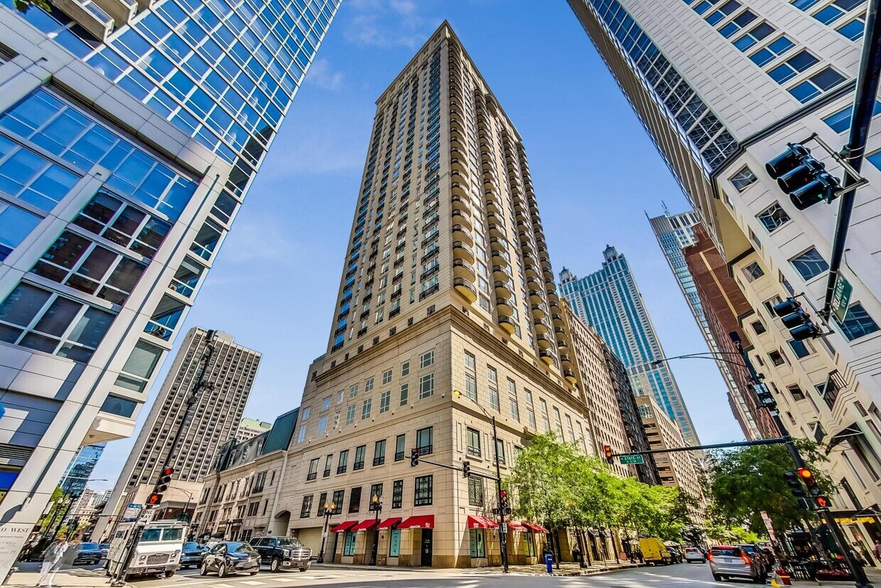 Primary Photo - 10 E Delaware Pl
