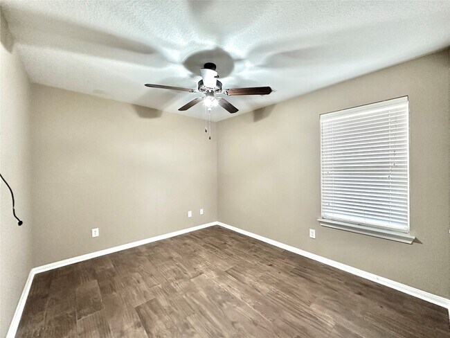 Foto del edificio - 6303 Tolstin Lakes Ln
