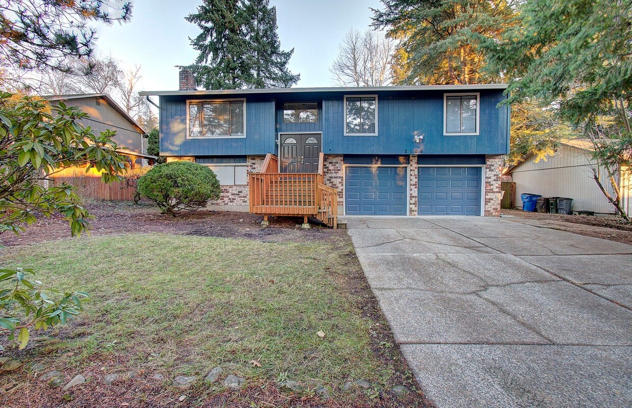 Foto principal - Coveted Cascade Park Area Split Entry Home