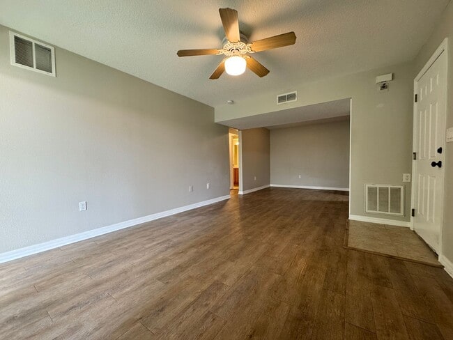 Building Photo - Lovely Winter Springs Condo ~ Vinyl Plank Flooring and Large Screened Patio!