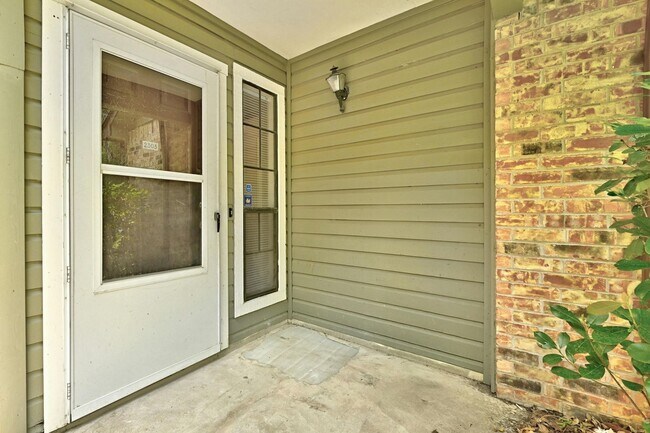 Foto del edificio - Charming condo in Park Like Setting availa...