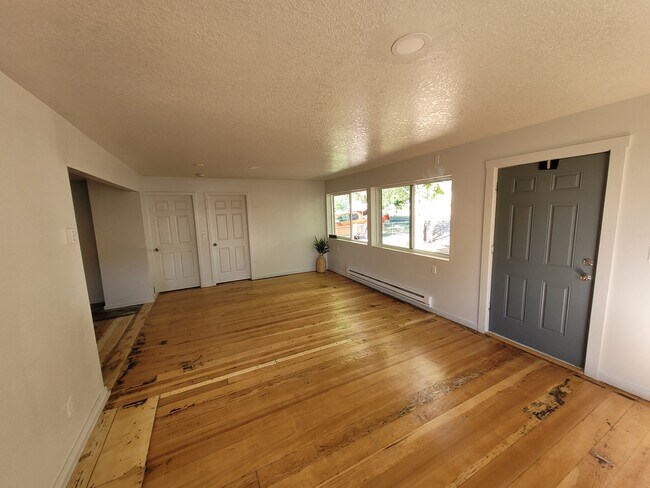 Building Photo - 212 Oak Ave