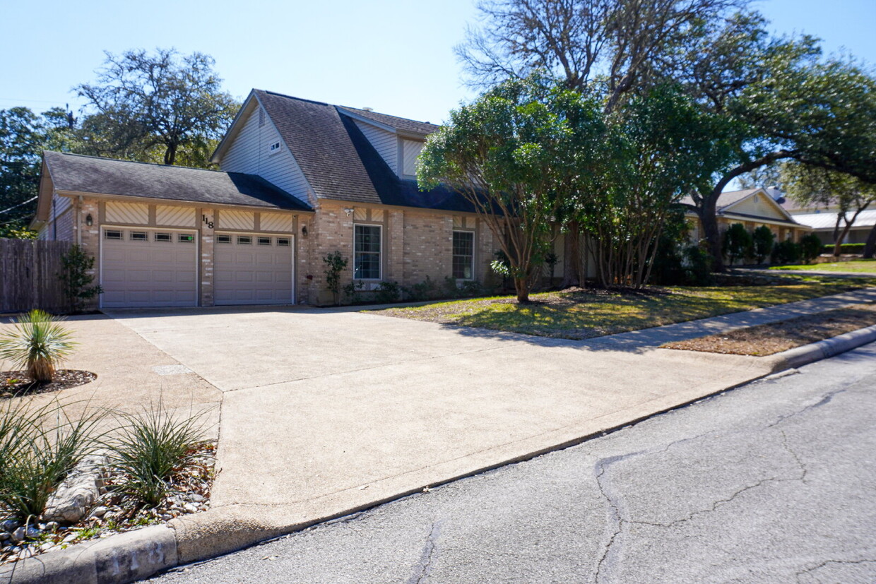 Primary Photo - Sunrise Canyon 4 Bedroom, 3 Bath, Pool, Ov...