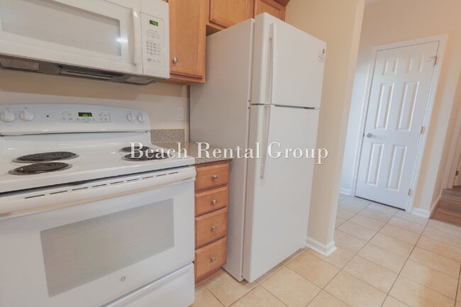 Building Photo - 3 Bedroom End Unit w/ Screened-In Balcony