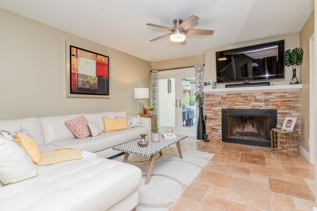 Foto del edificio - Stylish 2/2.5 Townhome FOR RENT in The HEA...