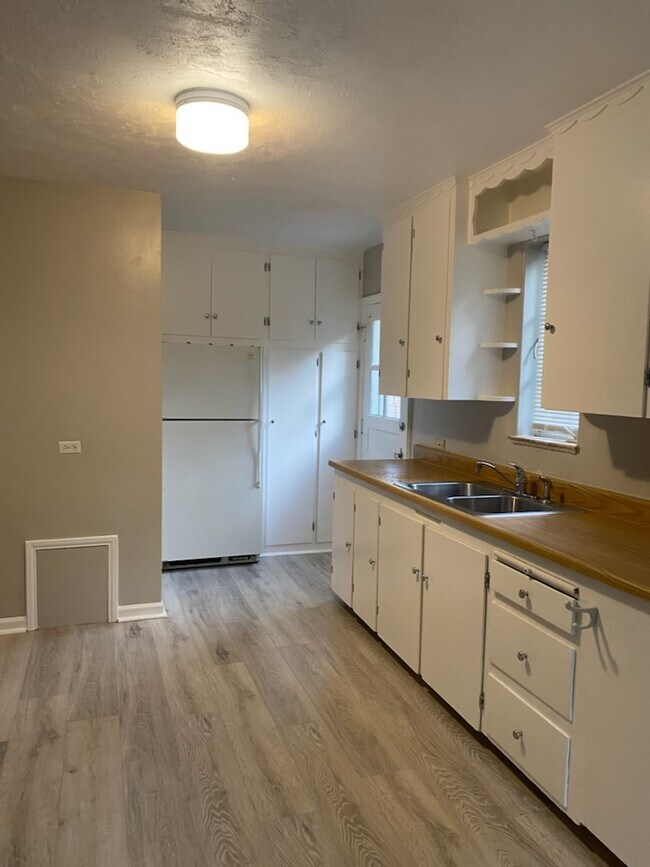 Photo - 769 Glencoe St House