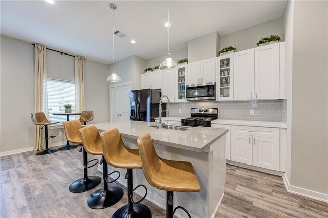 Foto del edificio - 415 Stonework Garden Ln