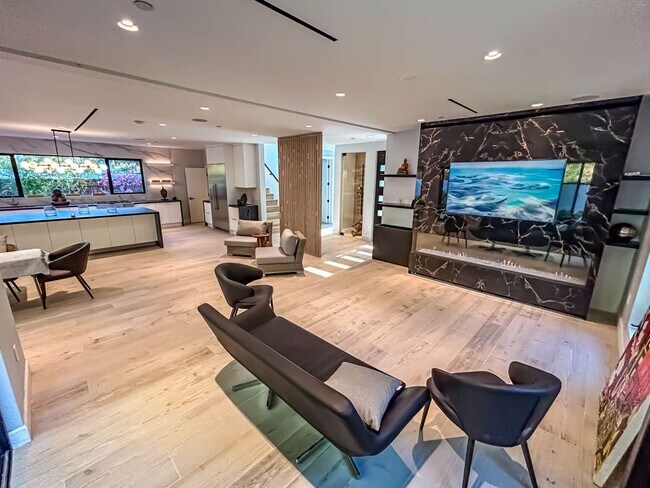 Foto del edificio - 1734 N Beverly Glen Blvd