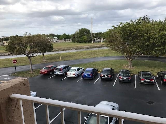 Foto del edificio - 8110 Sunrise Lakes Blvd