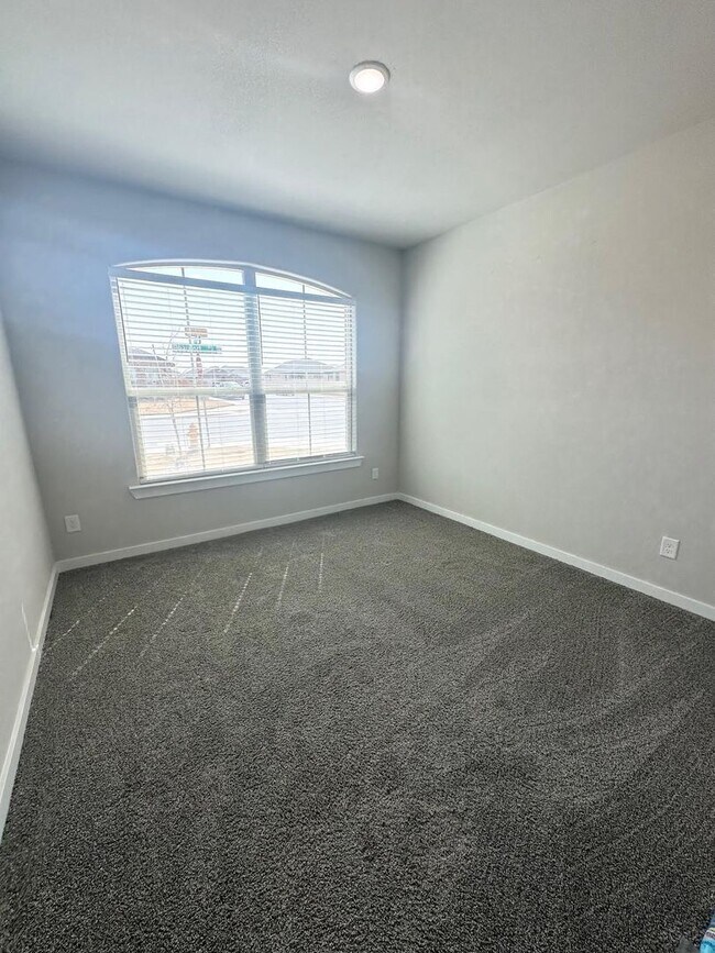 Foto del edificio - 5 Bedroom 4 Bathroom Ready to Rent ASAP!