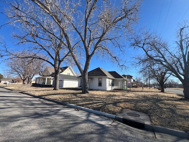 Building Photo - 920 E 16th Ave