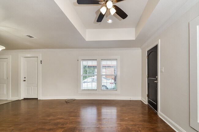 Foto del edificio - "Charming 2-Bedroom, 2-Bath Duplex in Prime Sherman Location – Your Perfect Home Awaits at 814 W....