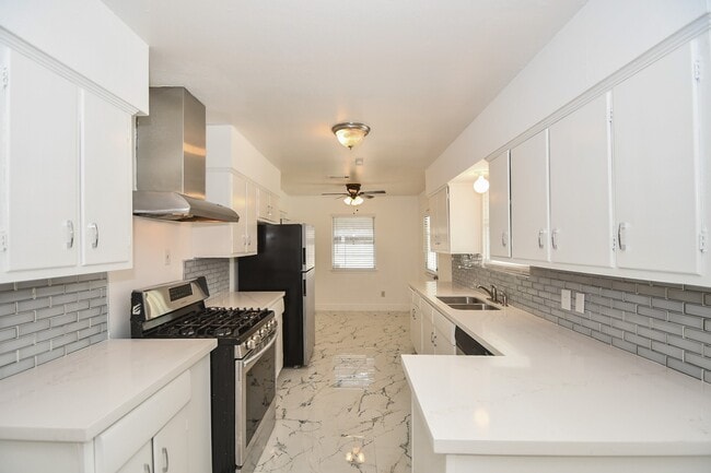 Foto del edificio - 5330 Windswept Ln