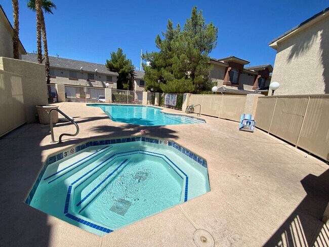 Foto del edificio - Charming 2 Bed/3Bath/2 Car Garage, Townhom...