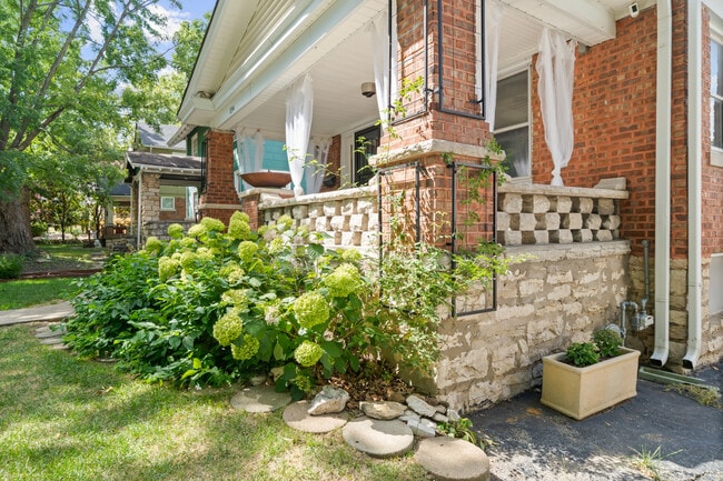 Building Photo - 834 W 39th Ter