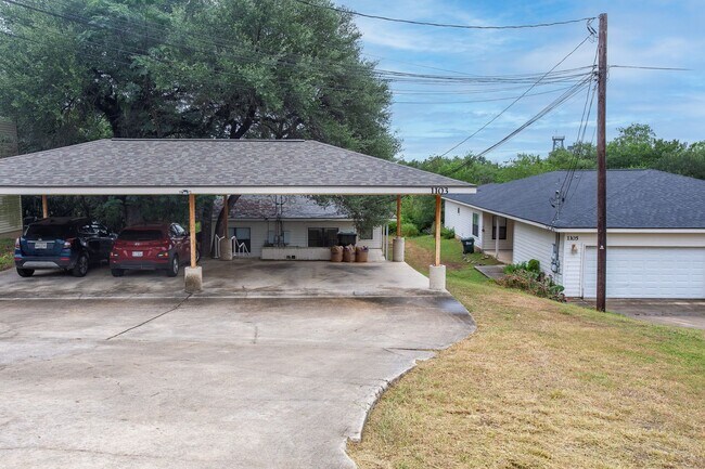 Foto del edificio - Massive 3 Bedroom, 3 Bath Duplex