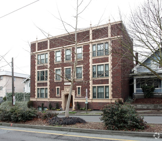 Building - Lakeside Apartments