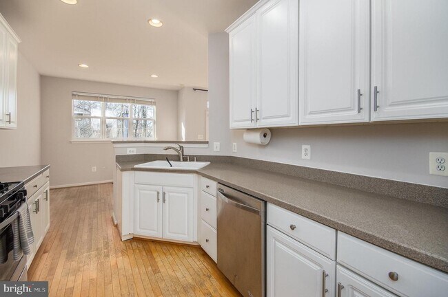 Foto del edificio - 6450 Waterfield Rd