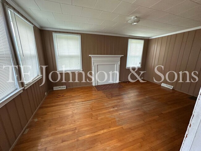 Foto del edificio - Charming 3BR Home with Basement, Large Backyard & Hardwood Floors in Kernersville