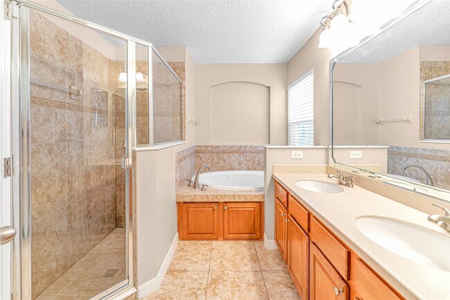 Foto del edificio - 14921 Braywood Trail