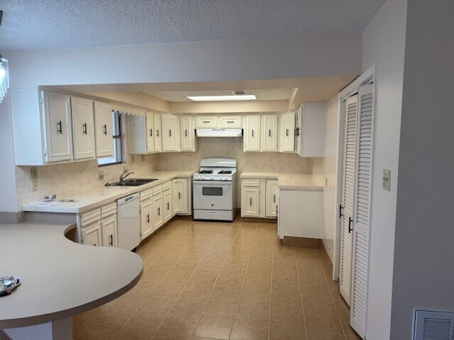 Building Photo - 60 Tarpon St